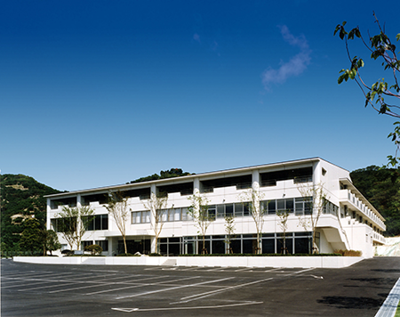 向島ケアハウスの南西面全景です。